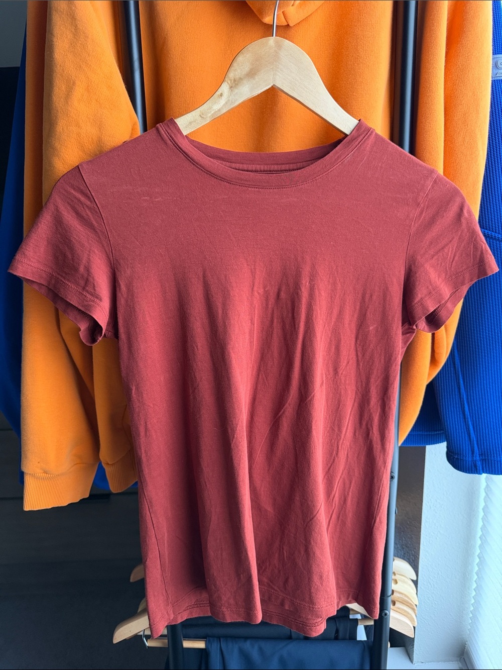 Vince Short Sleeve Crew Tee in Rust Red